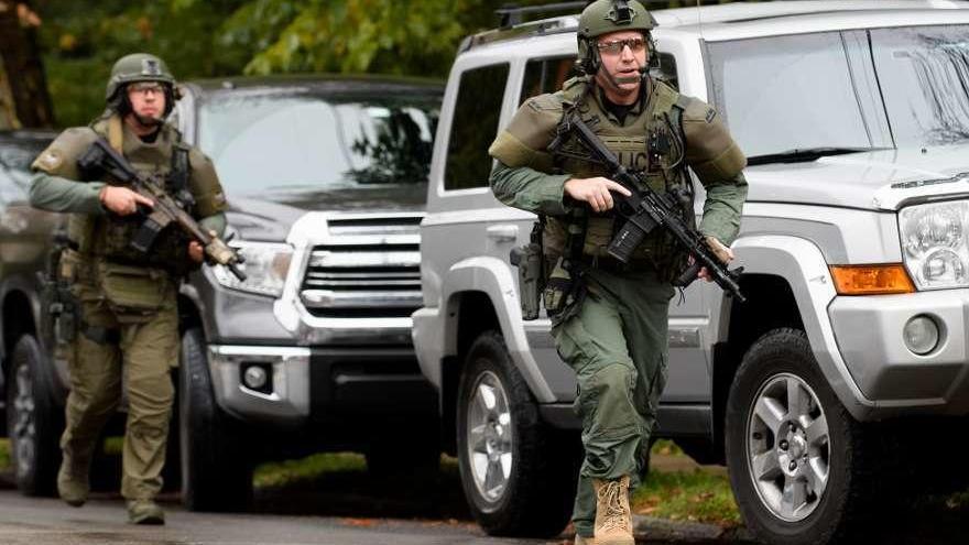 Agentes de los SWAT toman posiciones cerca de la sinagoga atacada. // AFP