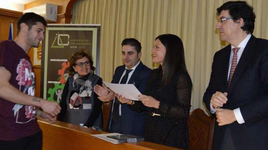 Un alumno recibe el diploma acreditativo en la clausura del Obradoiro, ayer, en Mos. // D.P.