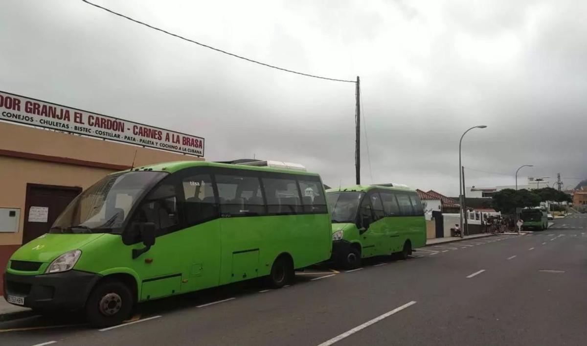 Guaguas de Titsa en el municipio de Buenavista del Norte, en cuyo espacio de El Pedregal se prevé instalar un aparcamiento para ir a Masca. | E. D.