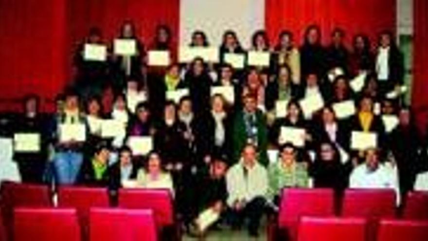 60 mujeres de Aliseda se forman en 3 áreas