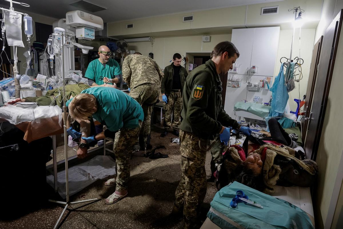 Curas a soldados ucranianos heridos en un centro médico en Donetsk