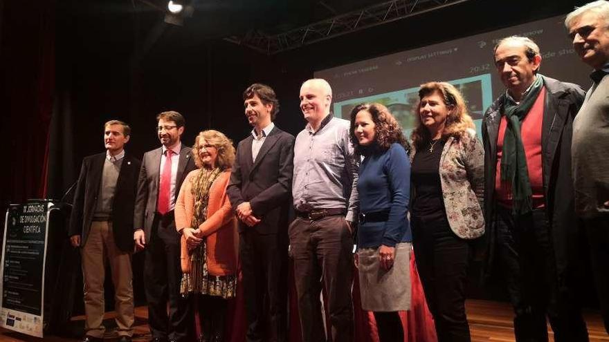 El ponente, Aser Alonso, entre Inés García y David Hevia, con Enrique Fernández más a la izquierda.