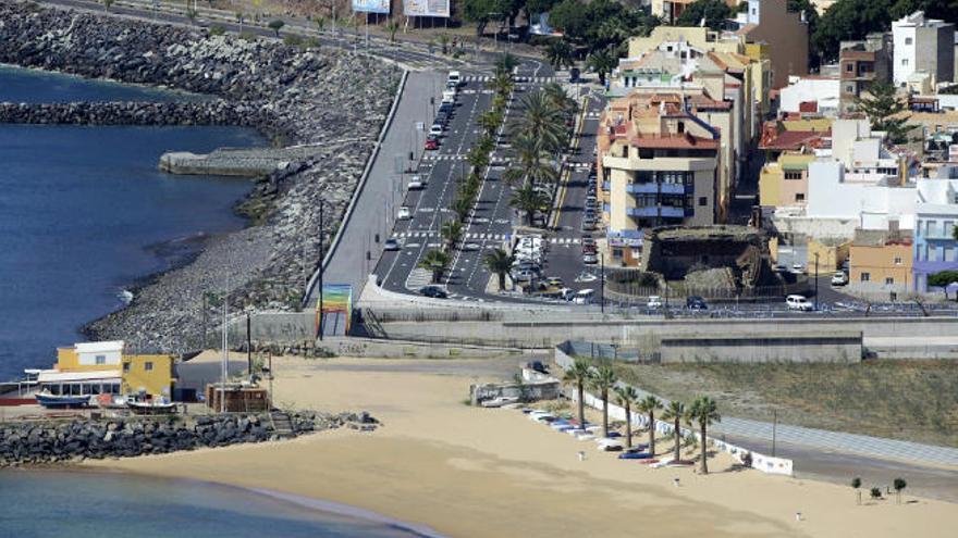 Pueblo de San Andrés y playa de Las Teresitas, en Santa Cruz de Tenerife.