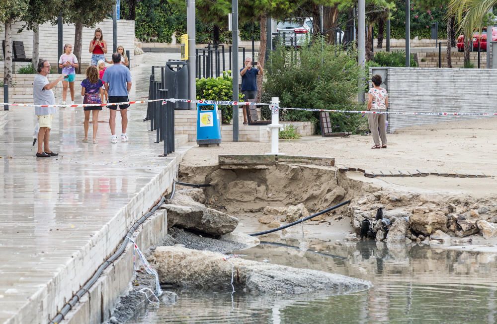 Las lluvias han partido en dos la playa de la Albufereta