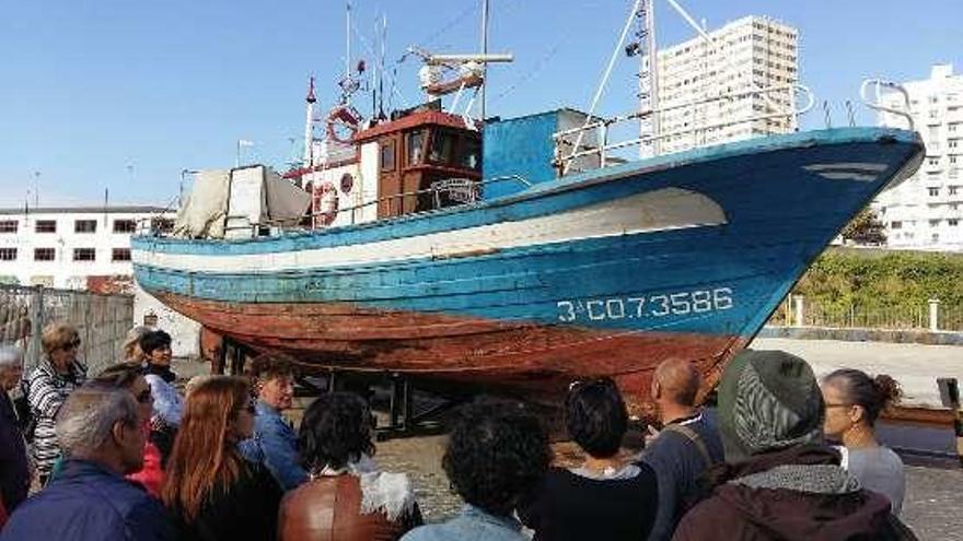 Un paseo por la dársena de Oza para celebrar la reapertura del faro