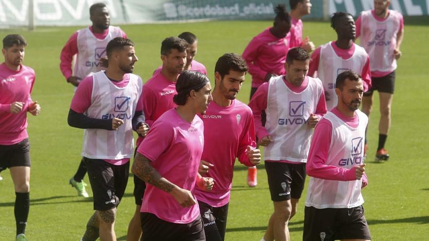 Jugadores del Córdoba CF corren en la Ciudad Deportiva.