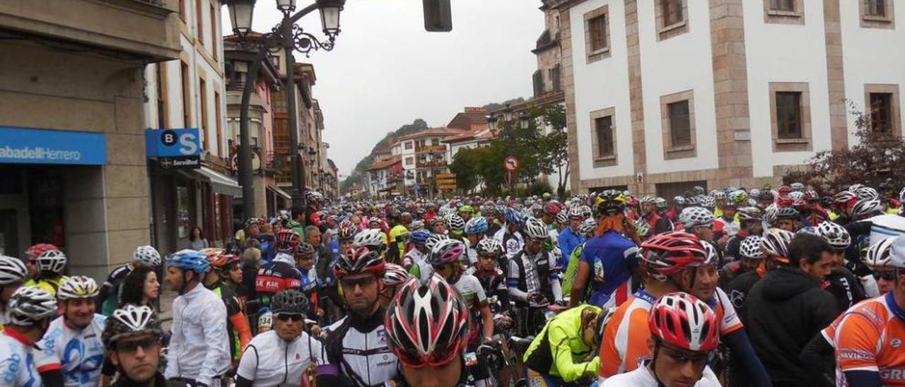 Salida de la cicloturista canguesa en una edición anterior.