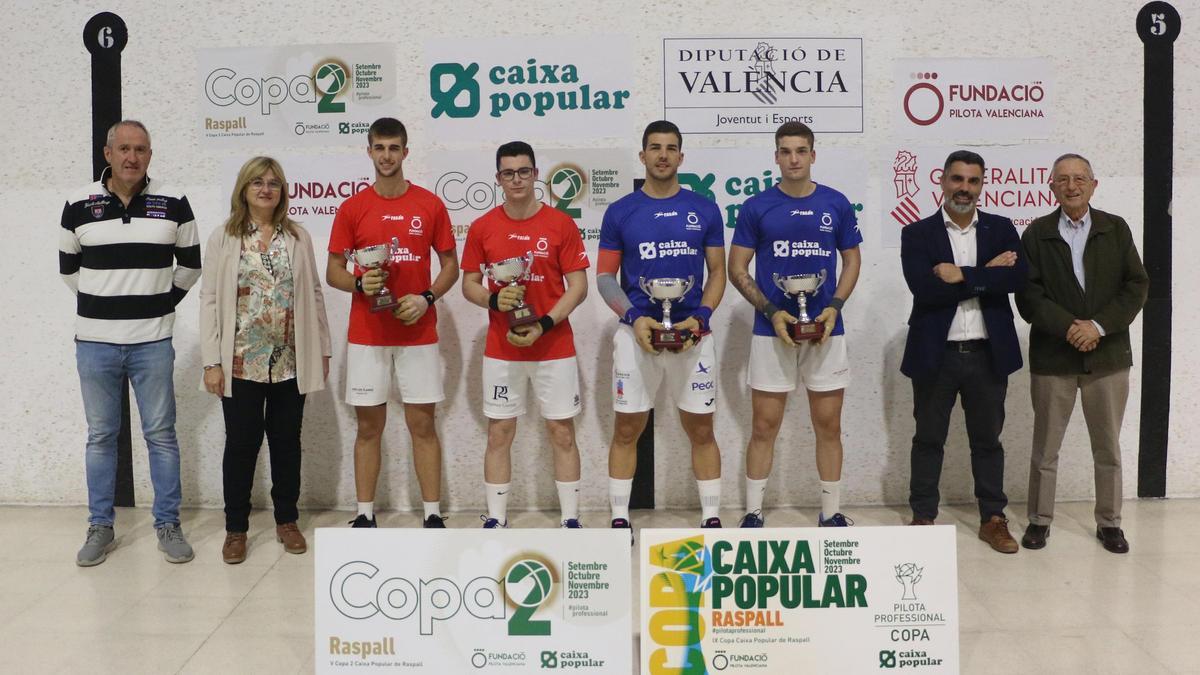 Els campions, de blau, els finalistes, de roig, autoritats i dirigents, en el lliurament de trofeus