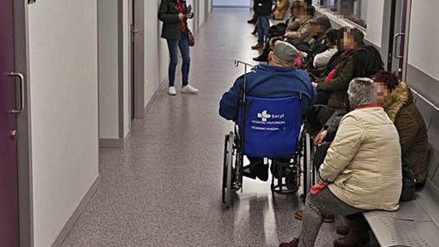 Pacientes en la sala de espera del Hospital Provincial de Zamora.