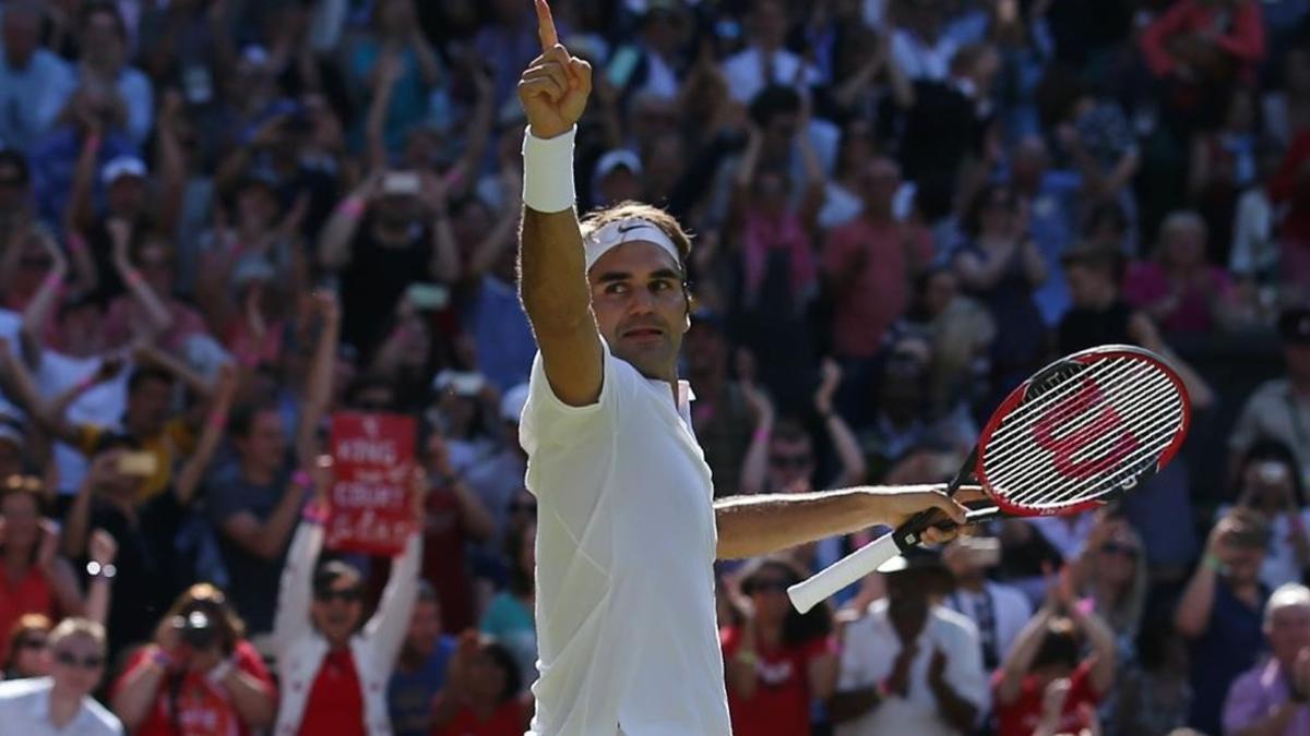 Roger Federer celebra la victoria en cuartos de final de Wimbledon.