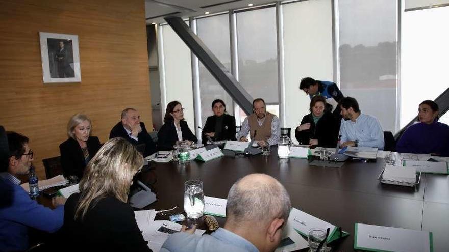 Benigno Fernández Fano, presidiendo la mesa, y Carmen Moriyón, tercera por la derecha, durante la reunión del Comité de Coordinación y Seguimiento del Plan de Calidad del Aire de la aglomeración de Gijón.