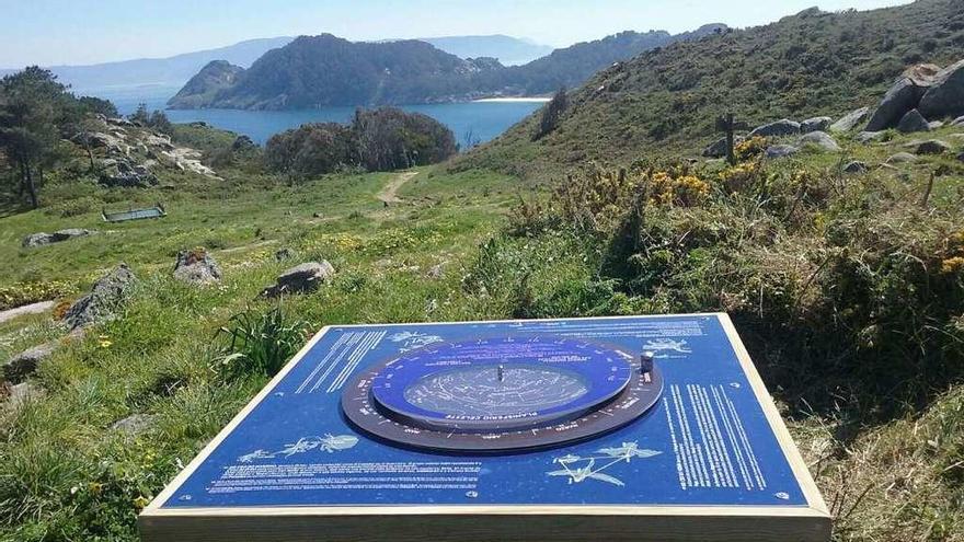 Una de las cartas estelares colocadas por Medio Ambiente en las islas del Parque Nacional. // Xunta