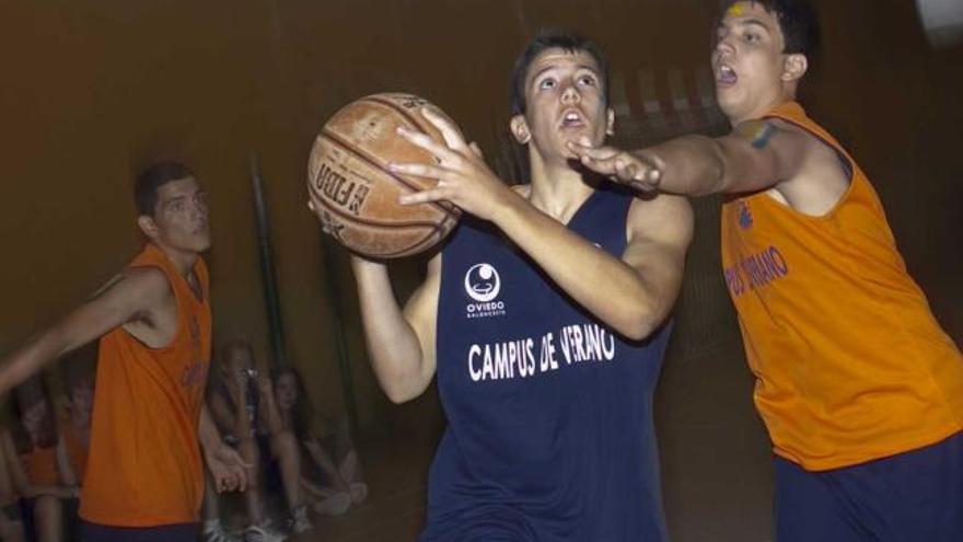 Un entrenamiento en una edición pasada del campus, en Luarca.