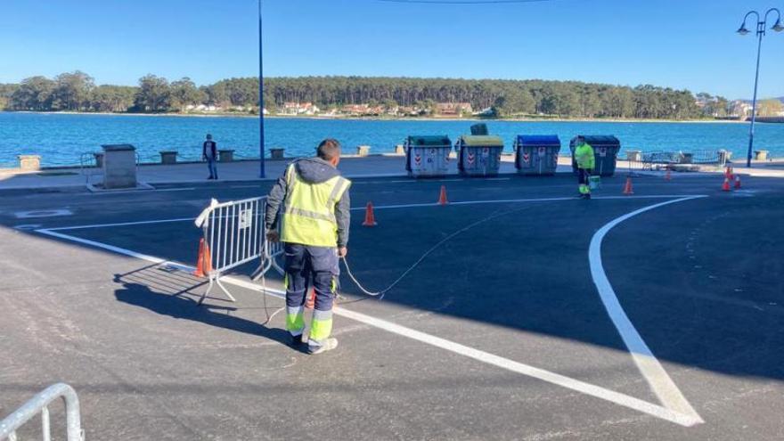 Además de pintar, los operarios instalan nuevas farolas.  | //  M.M.