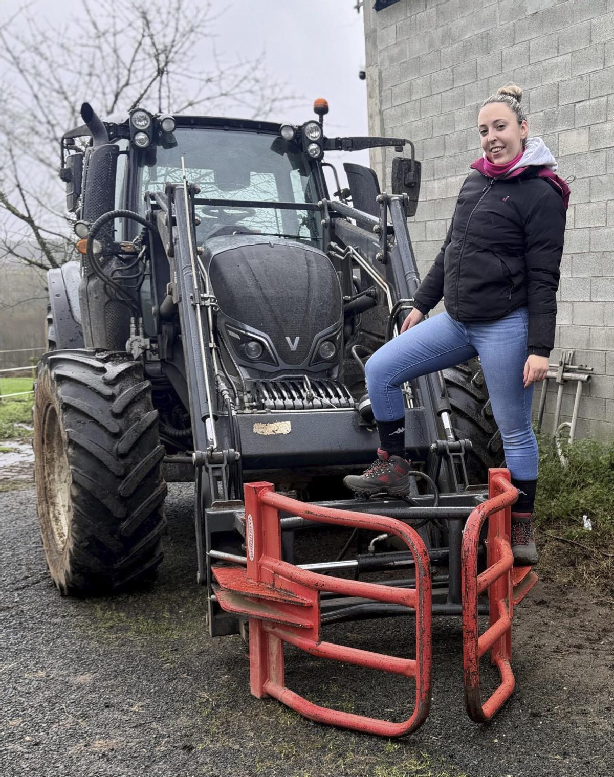 Lucía Casal, junto a su tractor en su granja ganadera de Melide.
 | // FARO