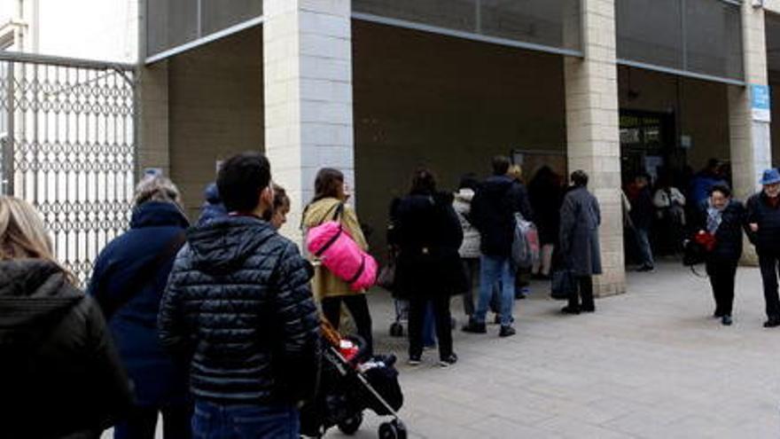 Cues per votar a l&#039;exterior del col·legi La Farigola de Barcelona.