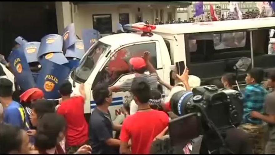 Un furgón policial arrolla a un grupo de manifestantes en Filipinas