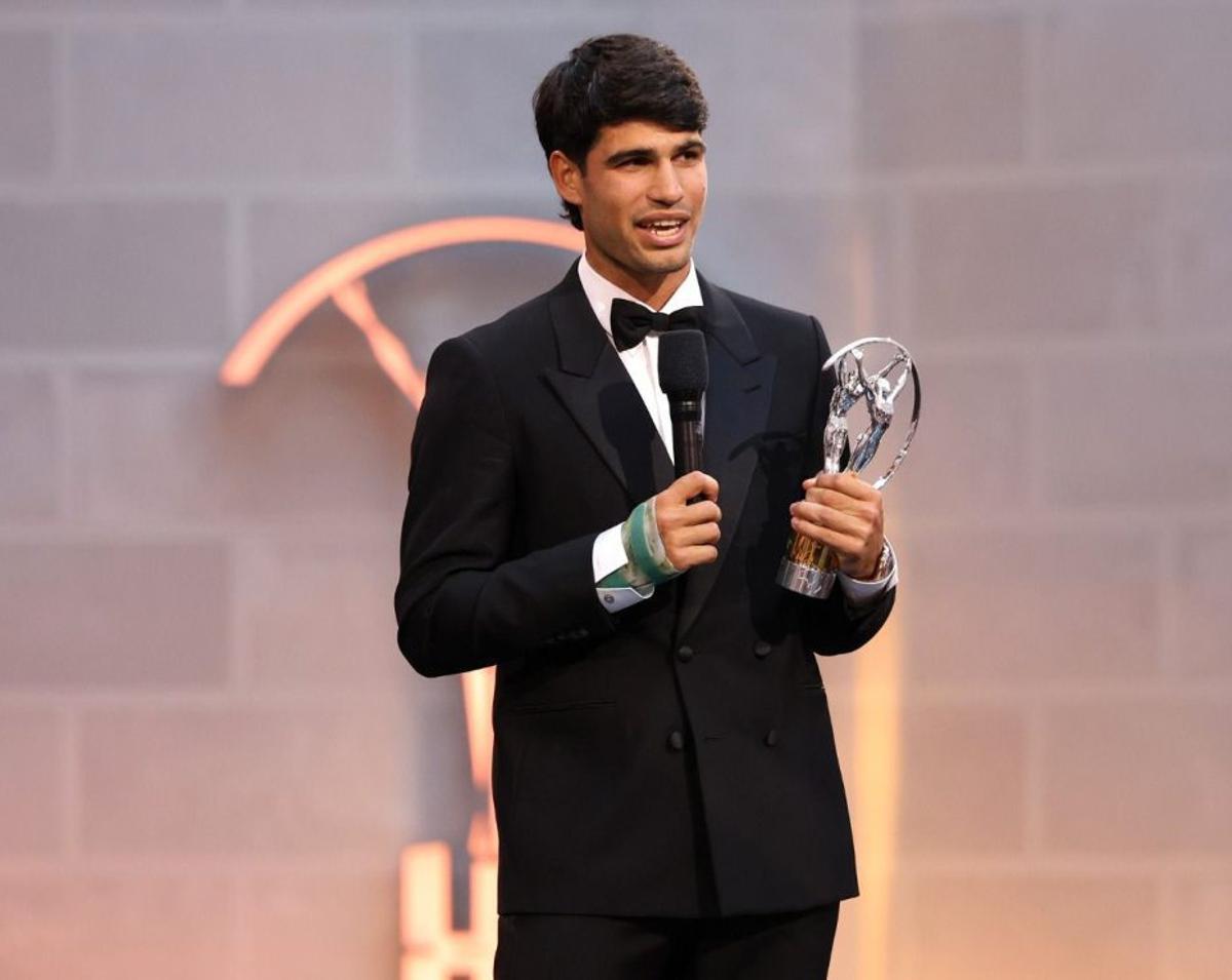 Alcaraz rep el Laureus i no sap si podrà jugar a Roland Garros