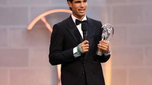 Alcaraz rep el Laureus i no sap si podrà jugar a Roland Garros