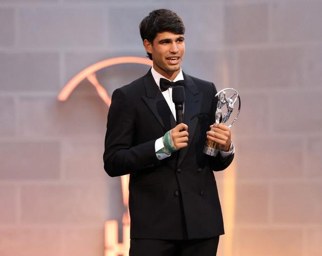 Alcaraz rep el Laureus i no sap si podrà jugar a Roland Garros