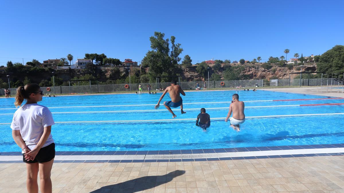 No hay baño libre en la piscina descubierta del Termet, en Vila-real, desde el verano del 2019.