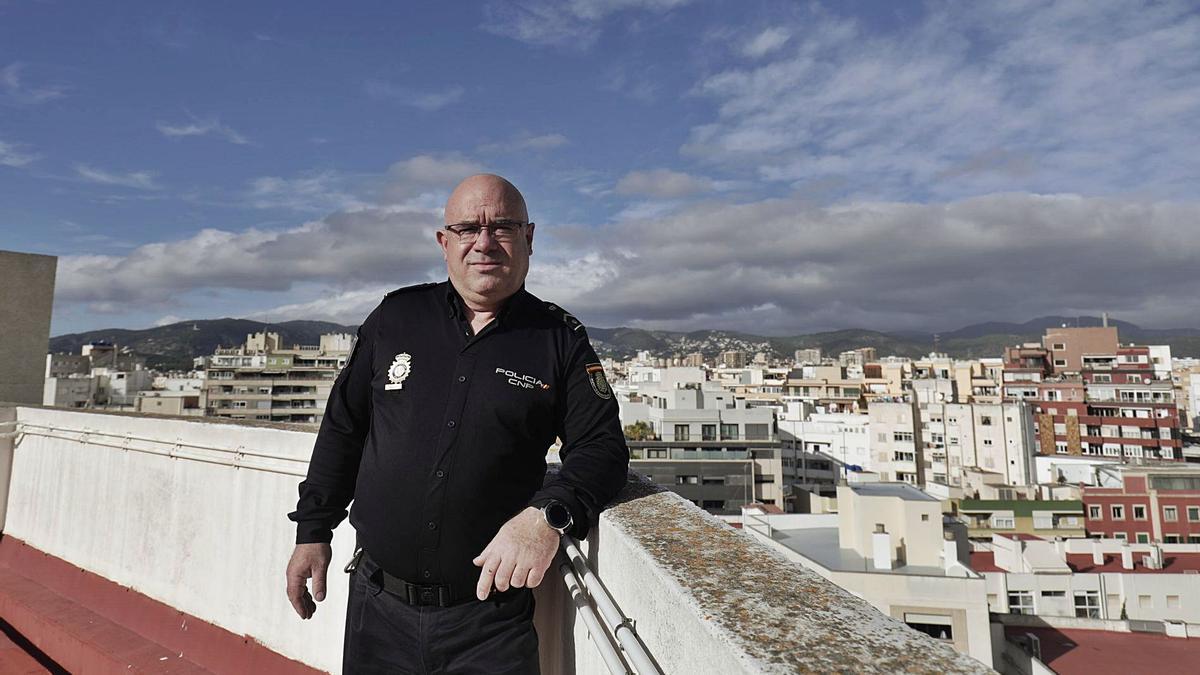 El subinspector Rafael Pedrosa,  de la Unidad de Seguridad y Protección Aérea de la Policía Nacional de Palma. 