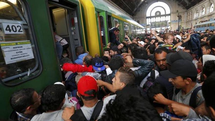 La policía húngara permite la entrada a los refugiados en la estación de Budapest