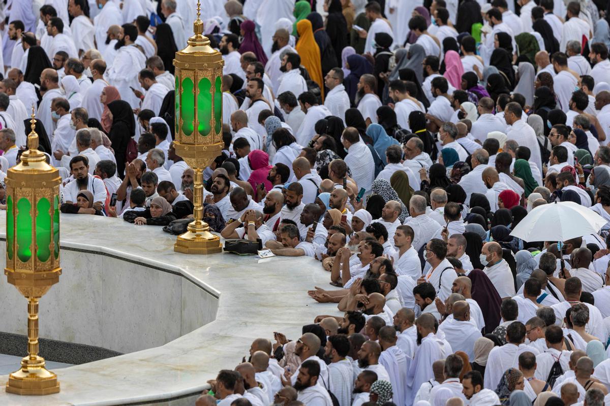 Peregrinos musulmanes rezan durante la peregrinación anual del Hajj alrededor de la Kaaba en la Gran Mezquita de la ciudad santa de La Meca, en Arabia Saudita, el 6 de julio de 2022. La Meca, un gran aumento después de dos años de números drásticamente reducidos debido a las políticas para detener la propagación de infecciones. (Foto por AFP)