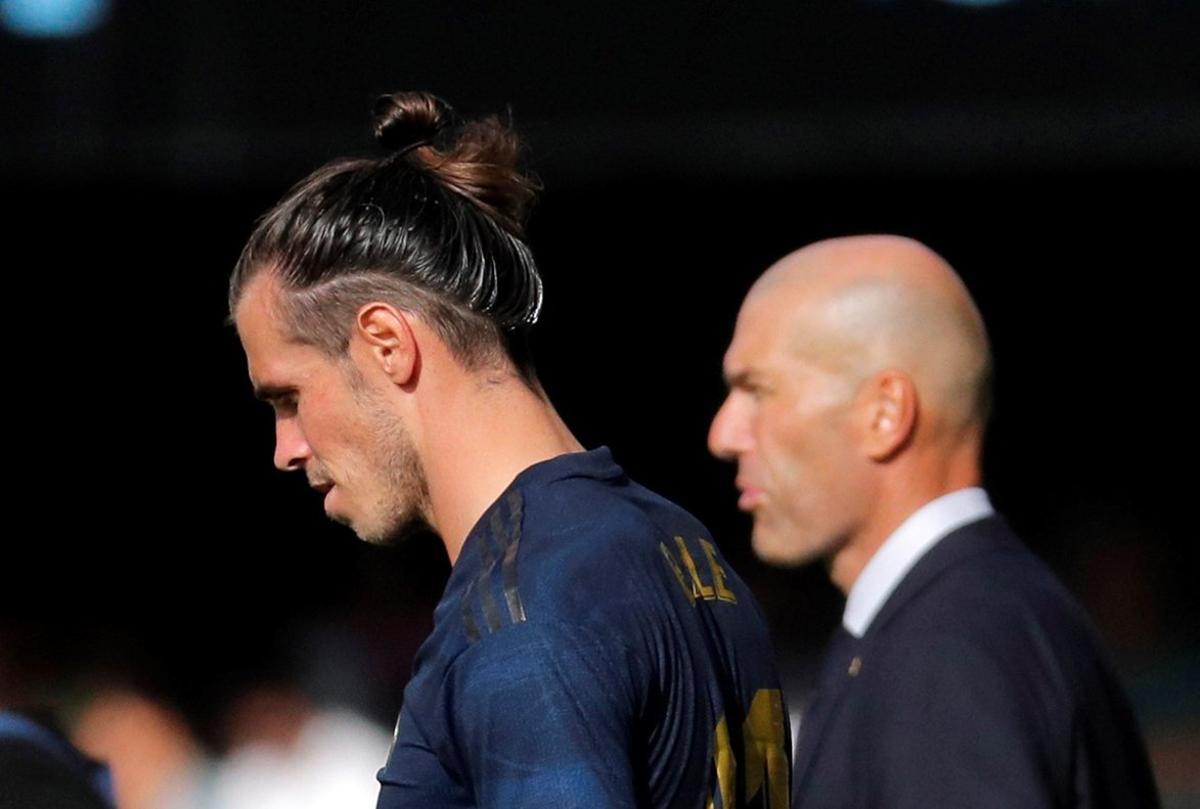 GRAF7396  VIGO  17 08 2019 - El jugador del Real Madrid Gareth Bale  i  y su entrenador Zidenine Zidane  d  en el partido ante el Celta de Vigo  correspondiente a la primera jornada de LaLiga Santander  disputado en el estadio de Balaidos  en Vigo  EFE Lavandeira Jr