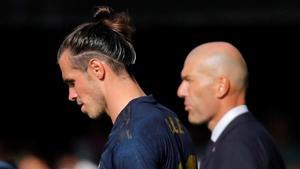 GRAF7396  VIGO  17 08 2019 - El jugador del Real Madrid Gareth Bale  i  y su entrenador Zidenine Zidane  d  en el partido ante el Celta de Vigo  correspondiente a la primera jornada de LaLiga Santander  disputado en el estadio de Balaidos  en Vigo  EFE Lavandeira Jr