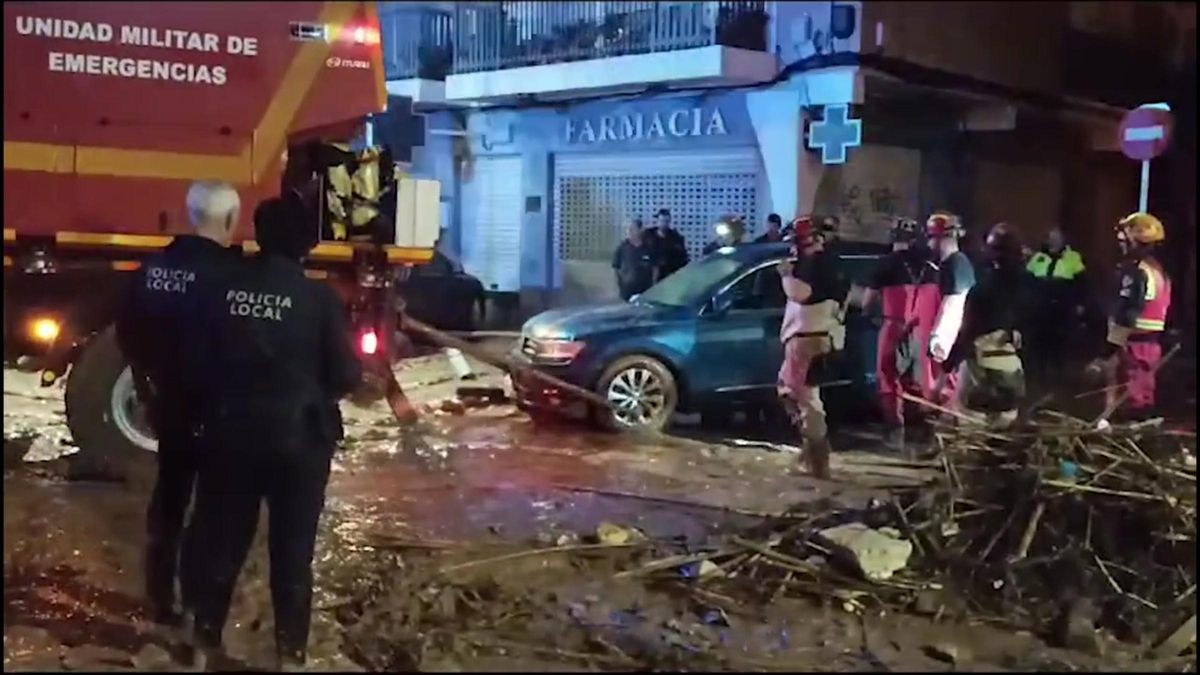 Achique y limpieza de lodos en las zonas afectadas por la dana