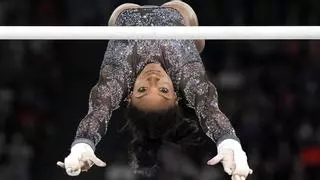 Simone Biles asombra y emociona en su regreso a los Juegos