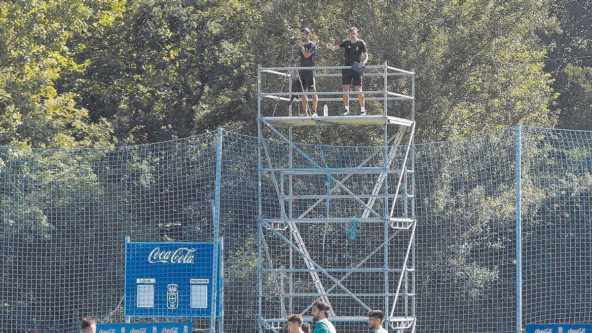 Ziganda, en lo alto de la andamio junto al analista Pau Suazo, dando indicaciones a sus jugadores, ayer, en El Requexón. | Luisma Murias