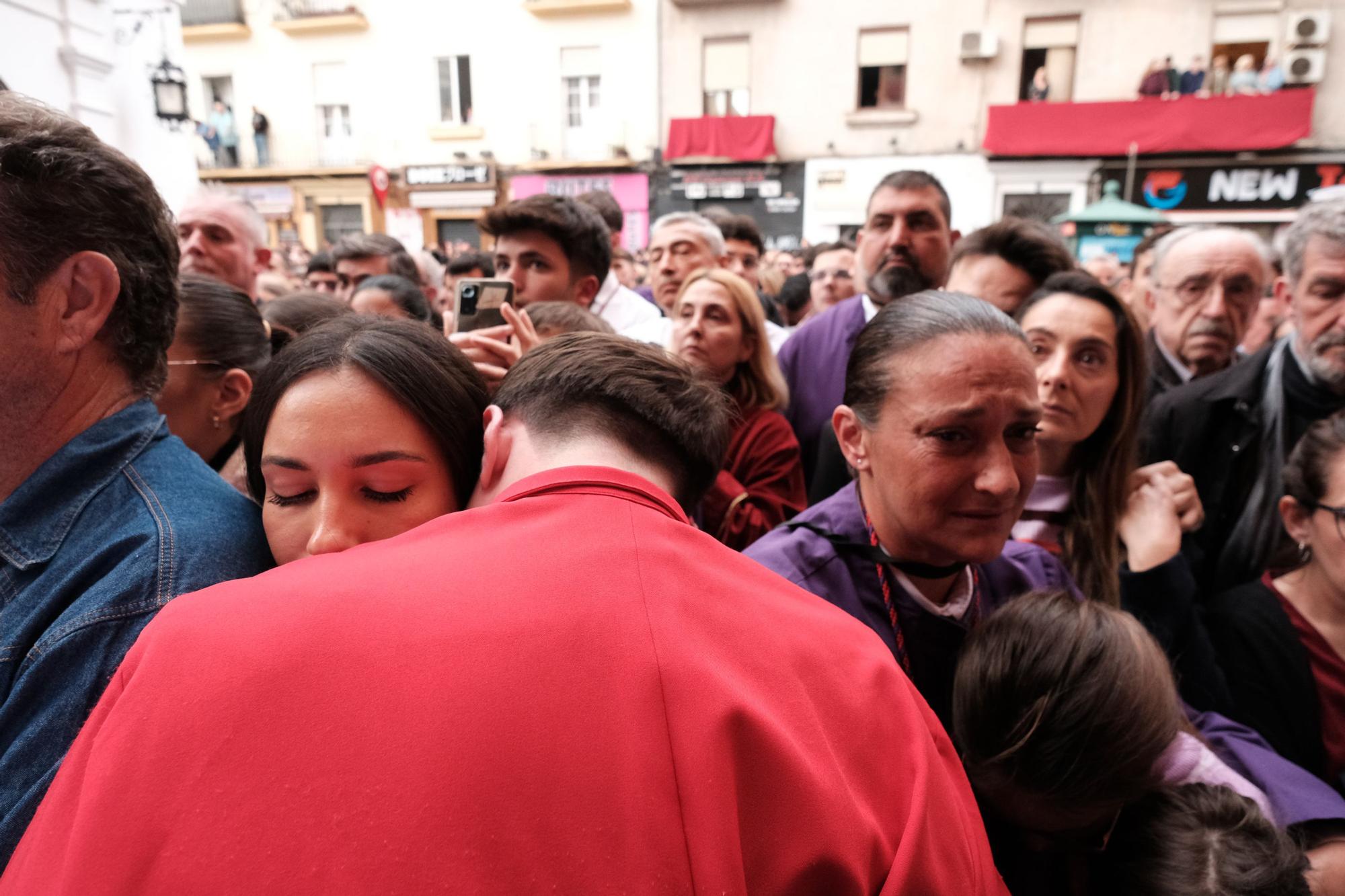 Tristeza en la casa hermandad de Zamarrilla, tras anunciarse la suspensión de la salida procesional del Jueves Santo.