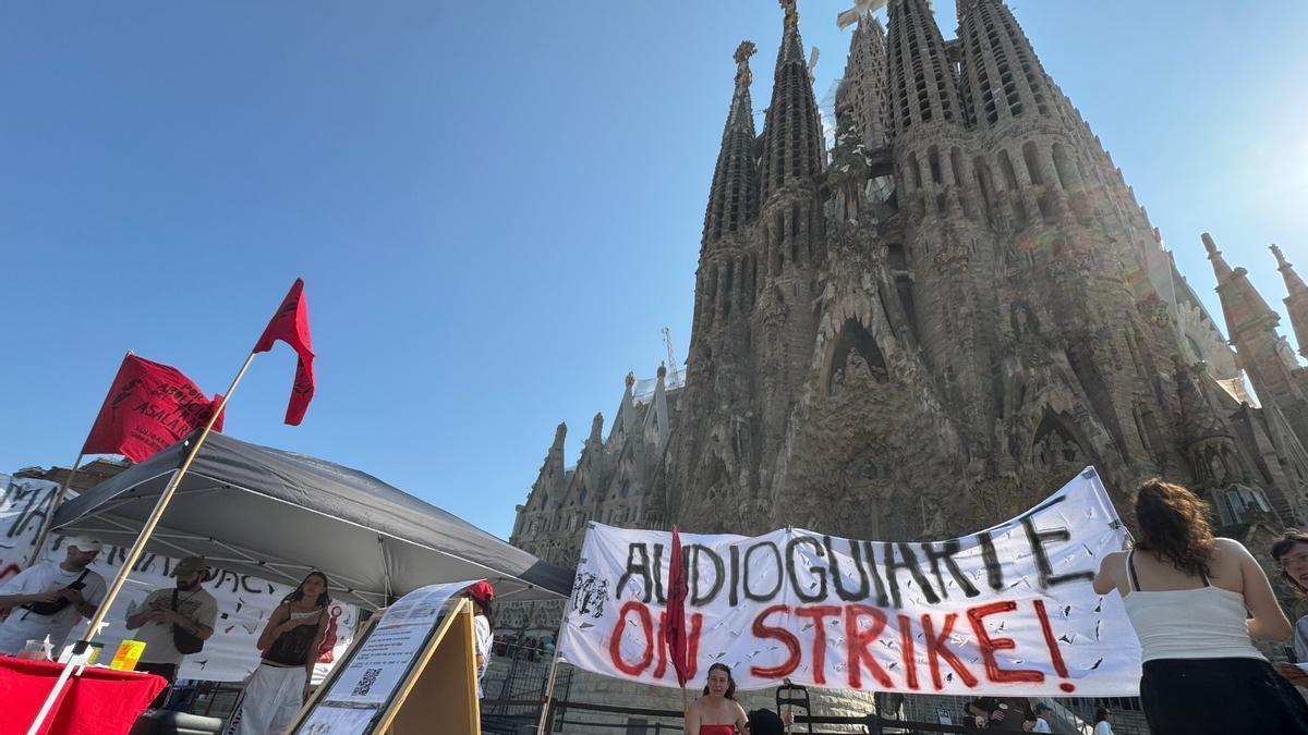 La protesta de los trabajadores de la Sagrada Família, frente a la Fachada del Nacimiento.
