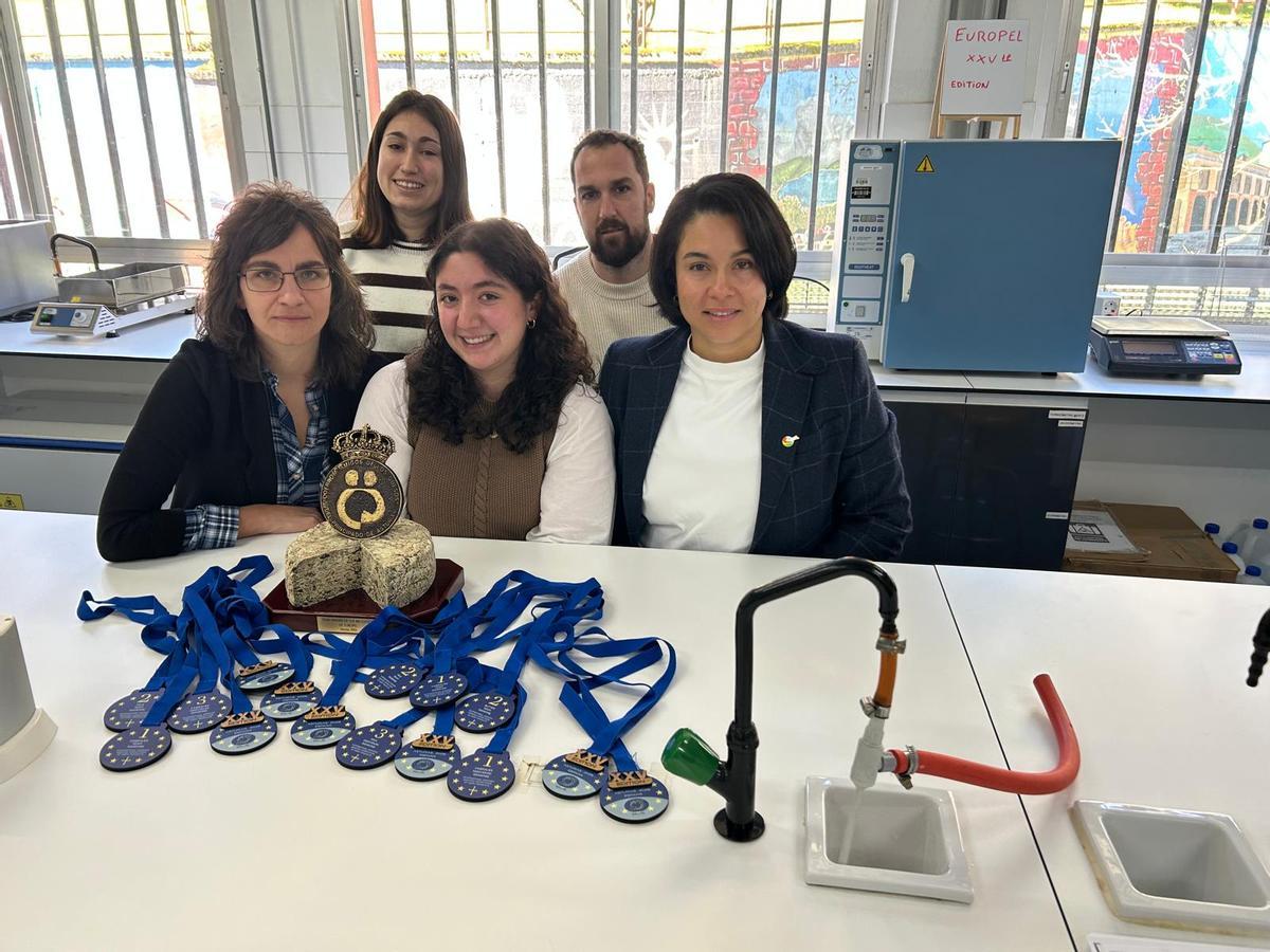 Por la izquierda, María Fernández, Deva Ladrón de Guevara, Lidia García, Carlos Palomo y Carolina Sánchez, con las medallas, en el aula del IES Juan de Villanueva