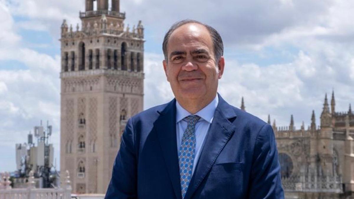 Carlos López Bravo.