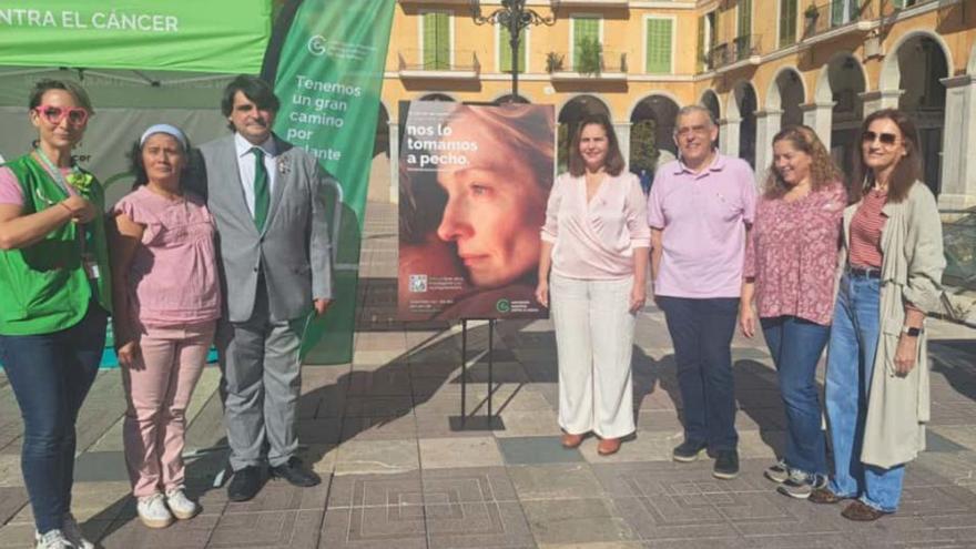 José Reyes y Manuela García en la mesa informativa de la plaça Major. | CAIB