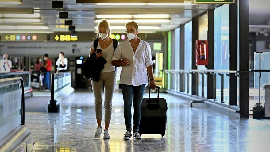 Turistas caminan por la terminal 4 del Aeropuerto de Barajas