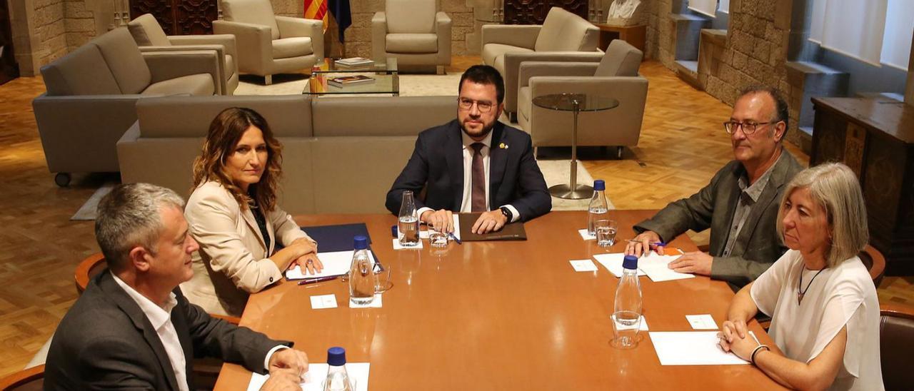 Jordi Gaseni (AMI), Laura Vilagrà, Pere Aragonès, Xavier Antich (Òmnium) i Dolors Feliu (ACN), durant la reunió celebrada ahir al Palau de la Generalitat.  | RICARD CUGAT