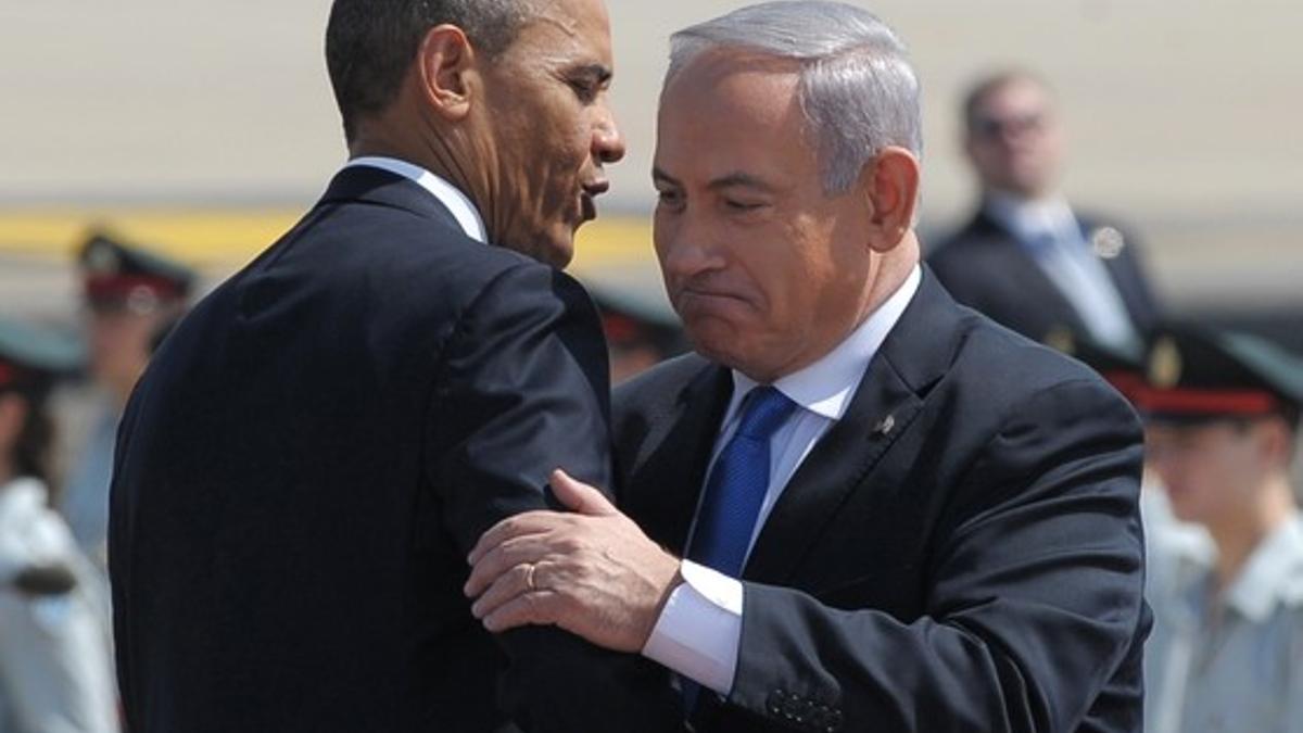 Binyamin Netanyahu (derecha) recibe a Barack Obama, el miércoles, en el aeropuerto Ben Gurion.