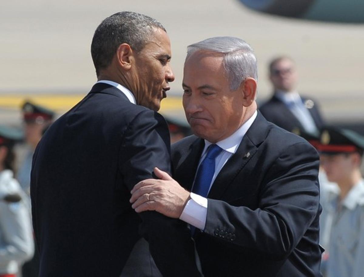 Benjamin Netanyahu (dreta) rep Barack Obama, dimecres, a l’aeroport Ben Gurion.