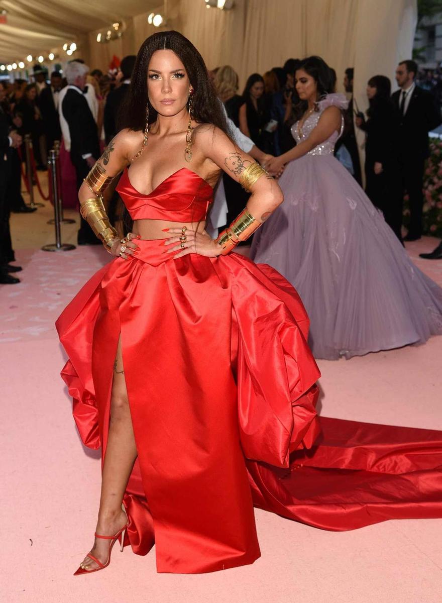 Halsey en la alfombra roja de la Met Gala 2019