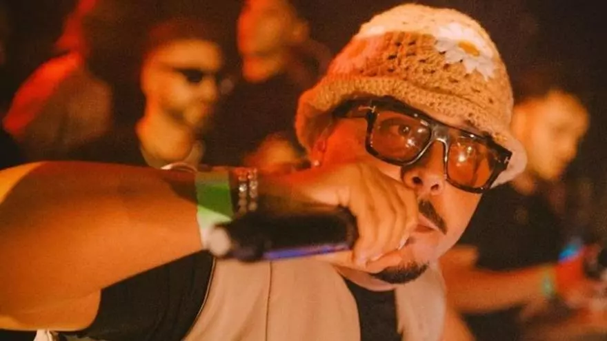 Cruz Cafuné en su concierto en la discoteca Baloo, en Ibiza, en la pista