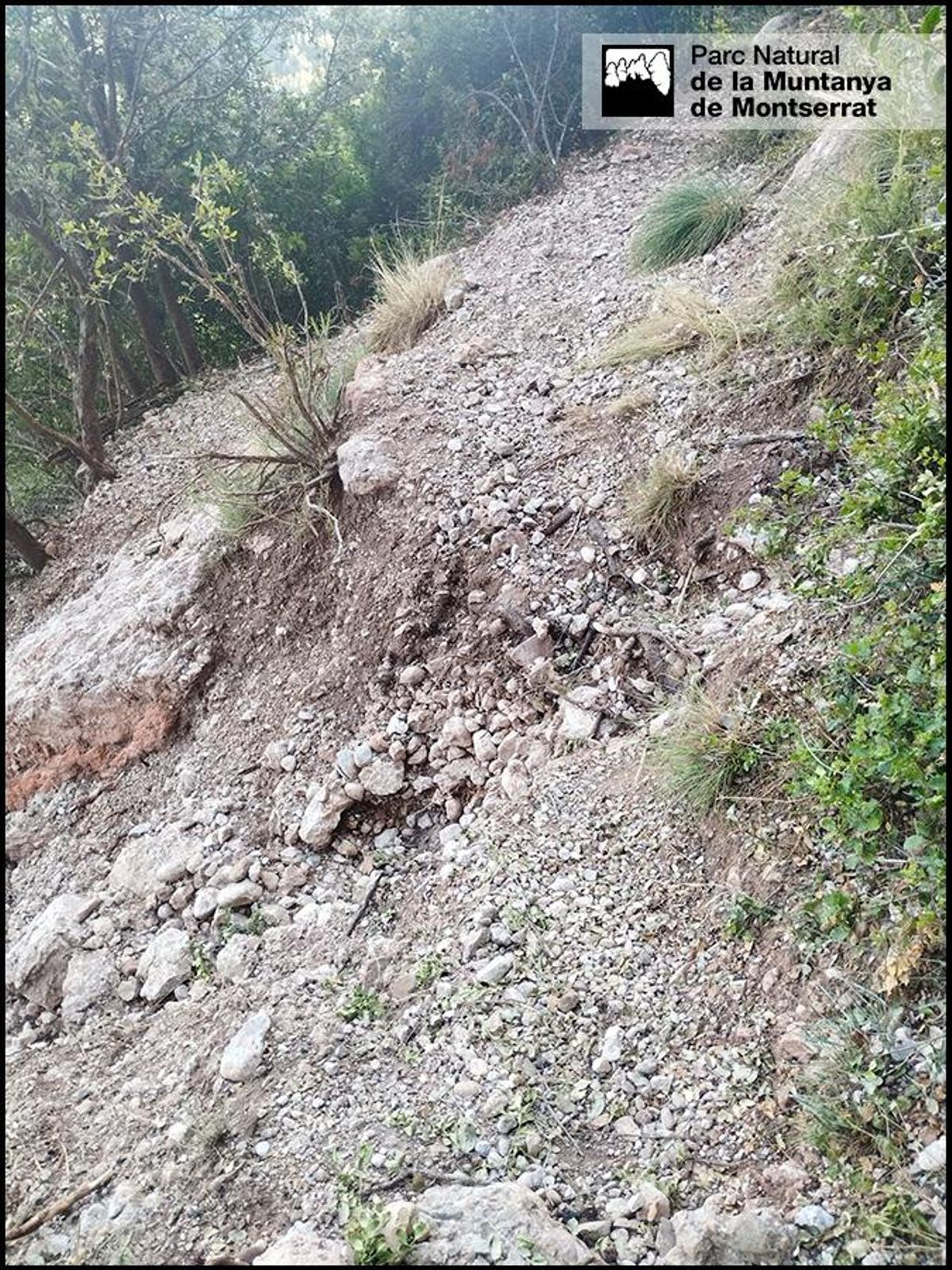Desperfectes per la pluja en una zona de pas de Montserrat