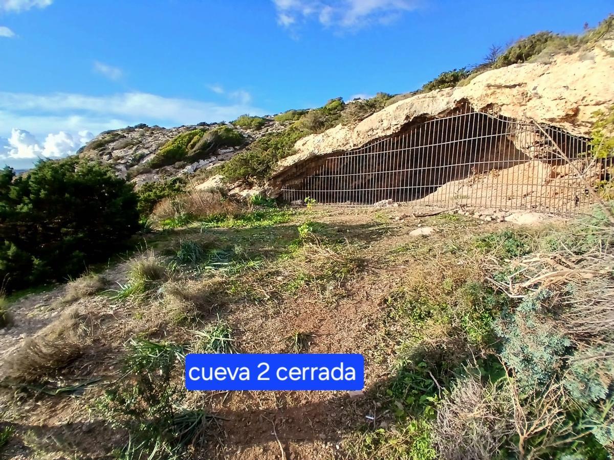 Otra de las cuevas limpiadas y cerradas en es Soto.