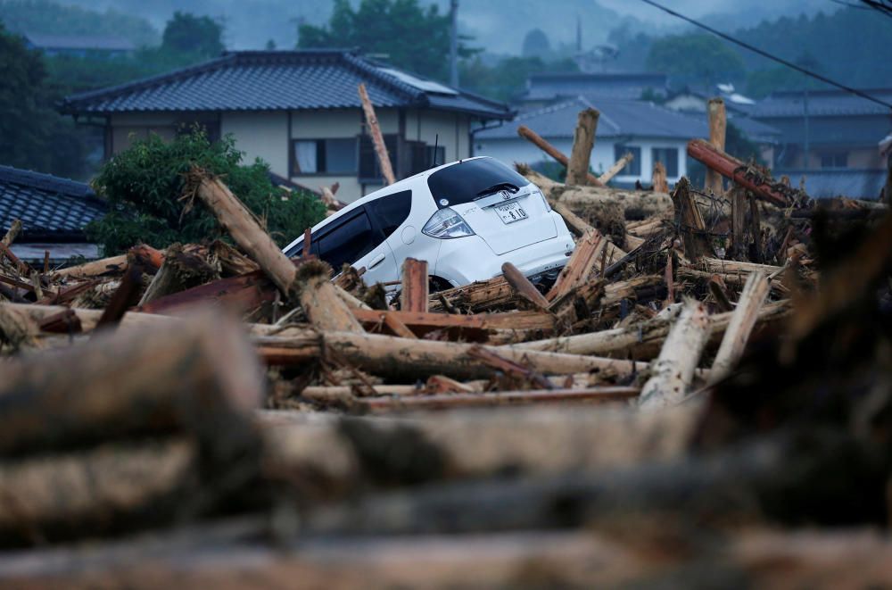 Un coche entre los escombros en una zona afectada por fuertes lluvias en Asakura, Prefectura de Fukuoka, Japón