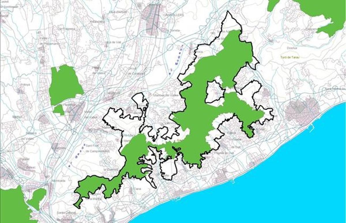 Nova delimitació del parc de la Serralada Litoral, amb Badalona a la part inferior esquerra. A l’interior de la línia negra, els límits després de l’ampliació (en verd, l’espai original). Nova delimitació del parc de la Serralada Litoral, amb Badalona a la part inferior esquerra. A l’interior de la línia negra, els límits després de l’ampliació (en verd, l’espai original).