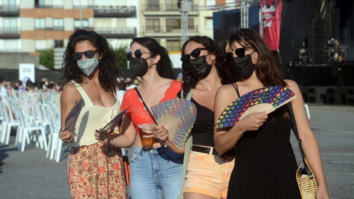 Los abanicos ayudaron a sofocar el intenso calor.