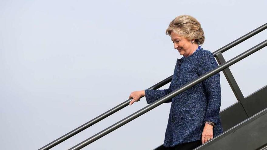 Clinton baja de un avión en el aeropuerto de Cedar Rapids, en el Estado de Iowa. // Reuters